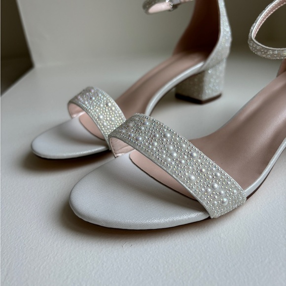 Elegant White Block Heel Sandals - Picture 3 of 4
